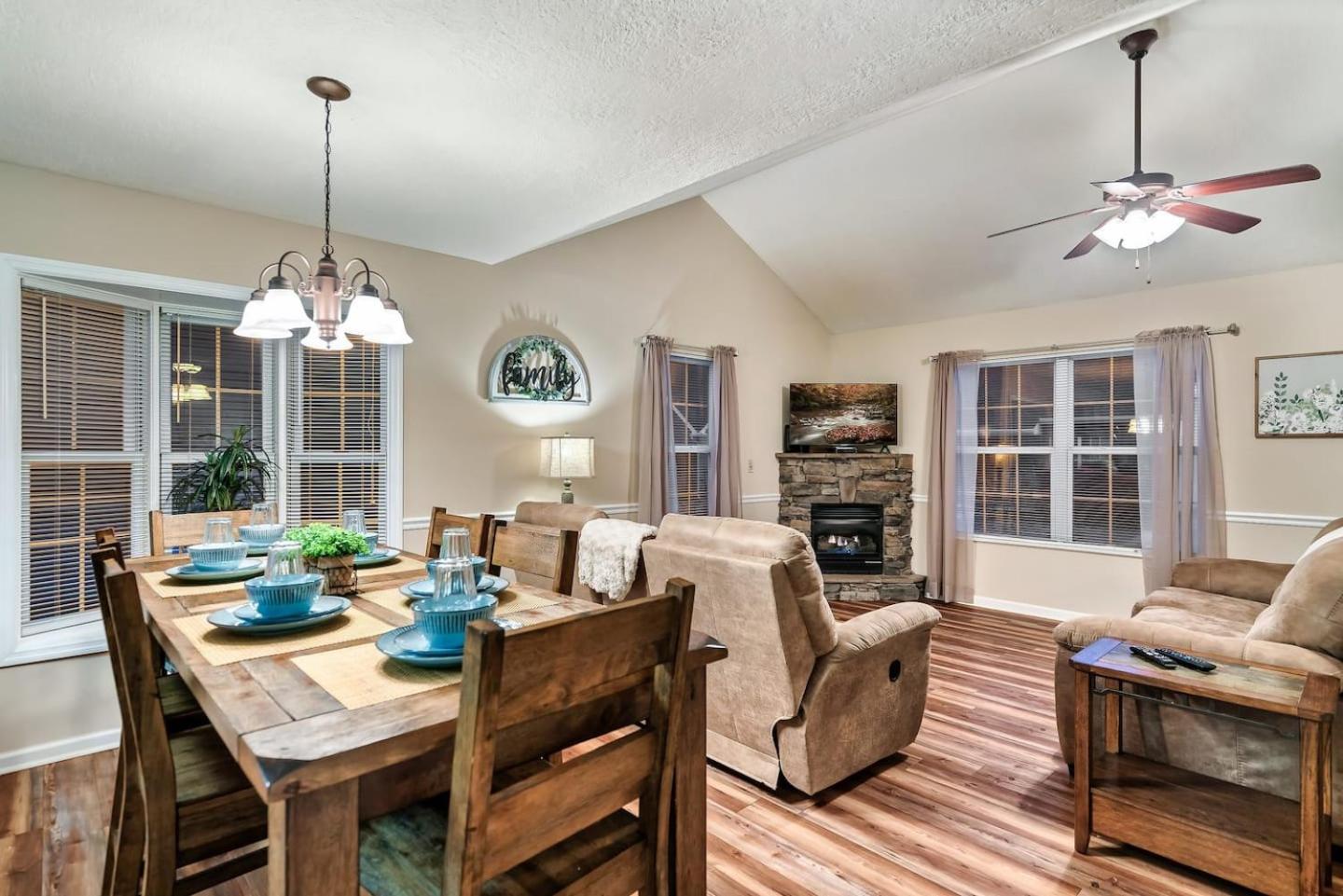 1 Mile To Pkwy, Pets, Hot Tub, Creekside, Porch Villa Pigeon Forge Exterior photo